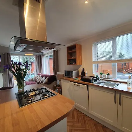 Charming 3-bed On With Hot Tub *