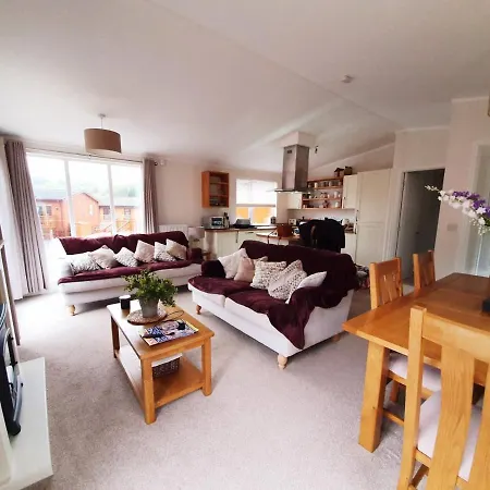Charming 3-bed On With Hot Tub Σπίτι διακοπών *